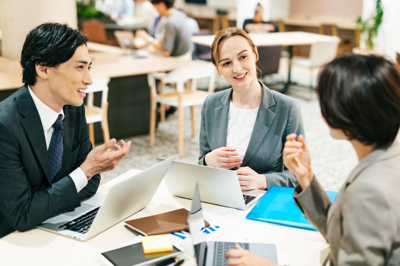 打ち合わせをする株式会社リテンセのスタッフ