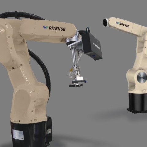 金属部品をつかむ協働ロボットのハンド